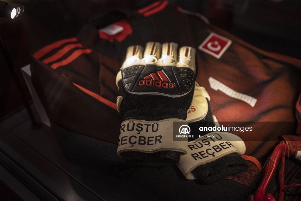 Türk Futbol Tarihi Sergisi ziyaretçilerini ağırlıyor