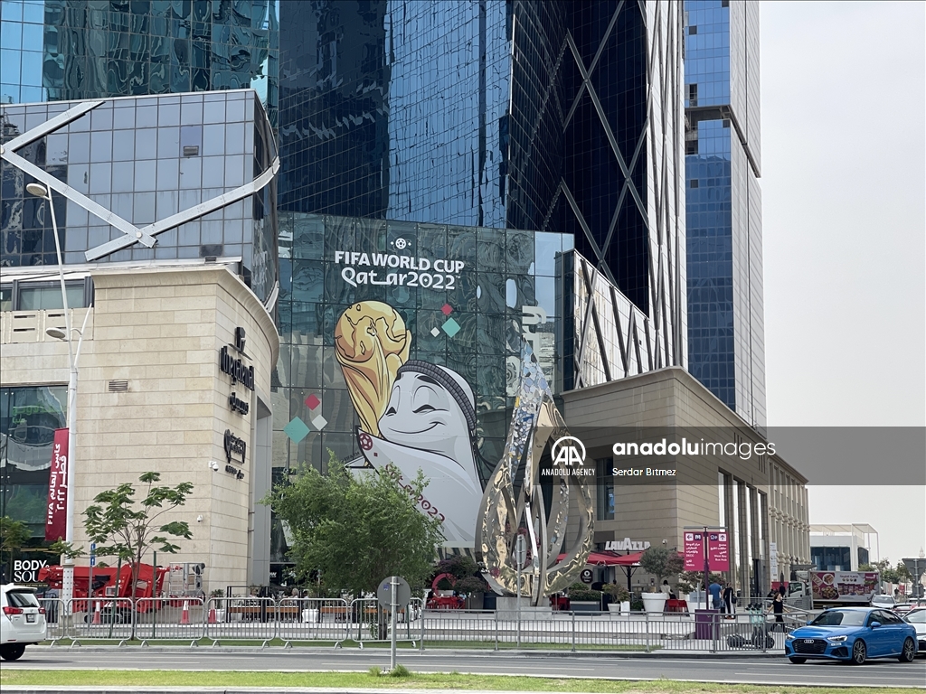 Katar'da ana caddeler ve gökdelenler, Dünya Kupası'na hazırlık için süsleniyor