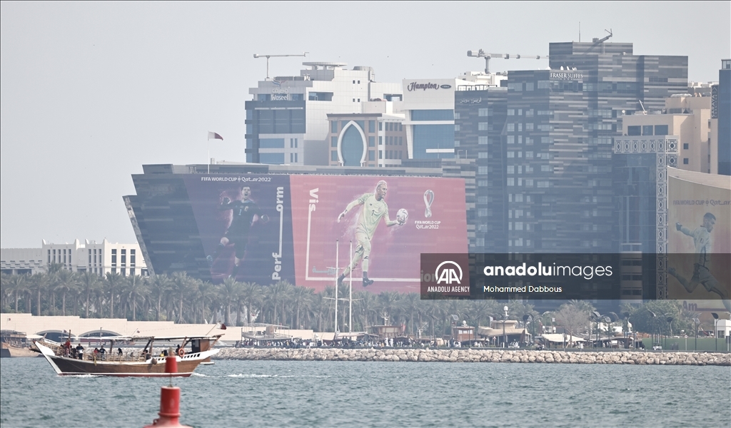 Katar, rrugët kryesore dhe rrokaqiejt zbukurohen për përgatitjet e Kupës së Botës