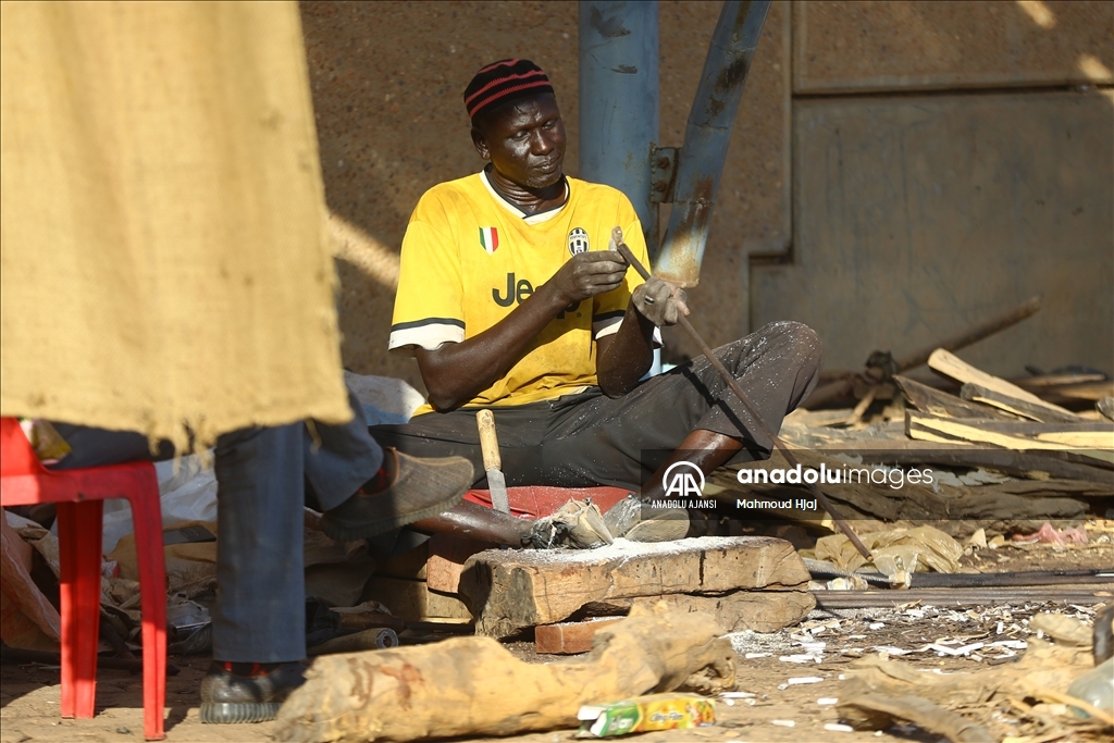 Abanoz ağacı Sudanlı ustaların elinde sanat eserine dönüşüyor