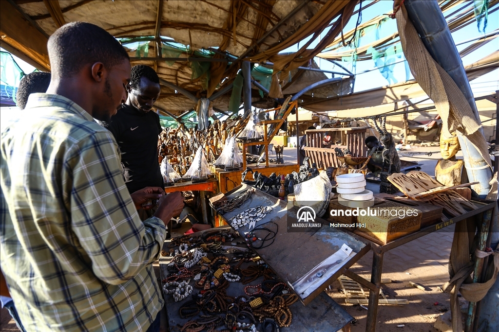 Abanoz ağacı Sudanlı ustaların elinde sanat eserine dönüşüyor