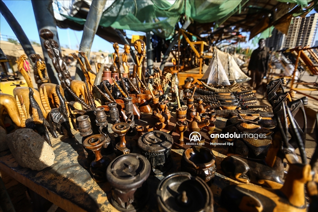 Abanoz ağacı Sudanlı ustaların elinde sanat eserine dönüşüyor