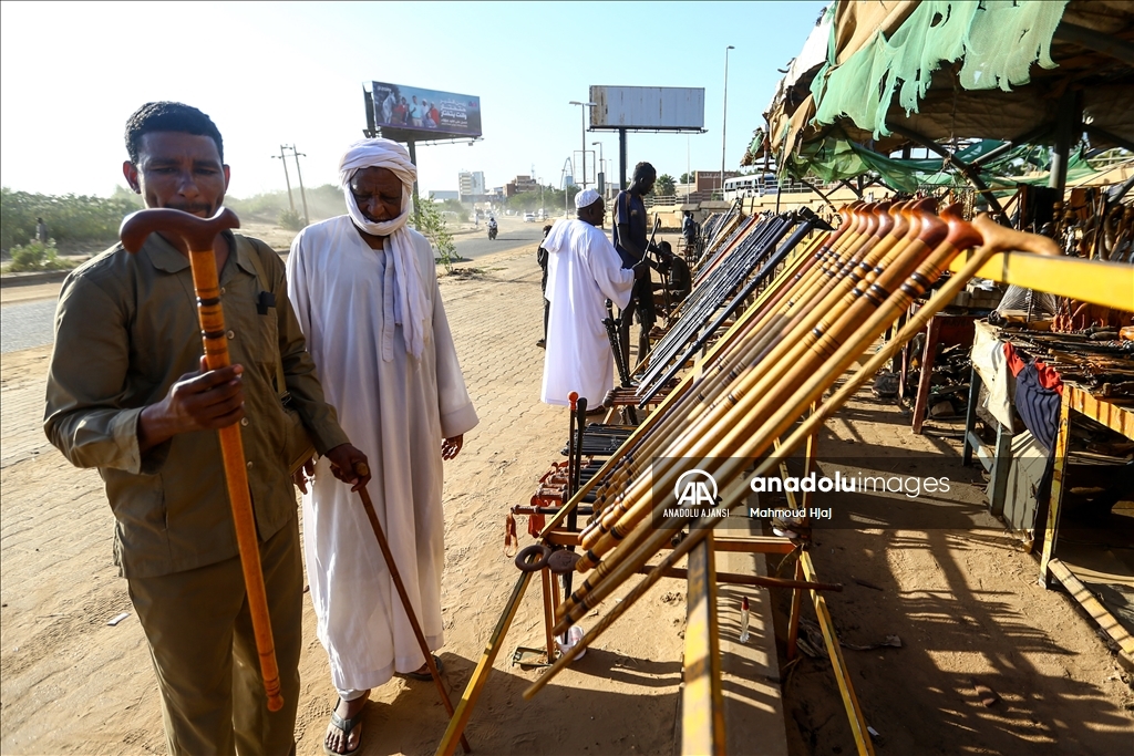 Abanoz ağacı Sudanlı ustaların elinde sanat eserine dönüşüyor
