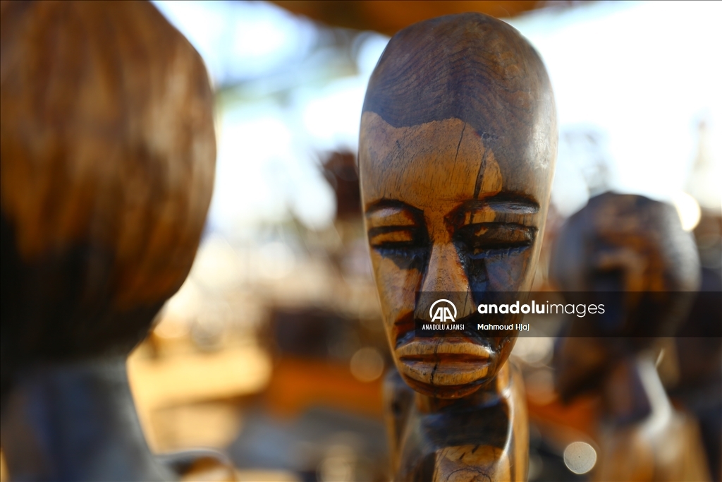 Abanoz ağacı Sudanlı ustaların elinde sanat eserine dönüşüyor