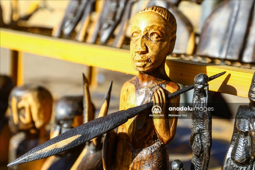 Abanoz ağacı Sudanlı ustaların elinde sanat eserine dönüşüyor