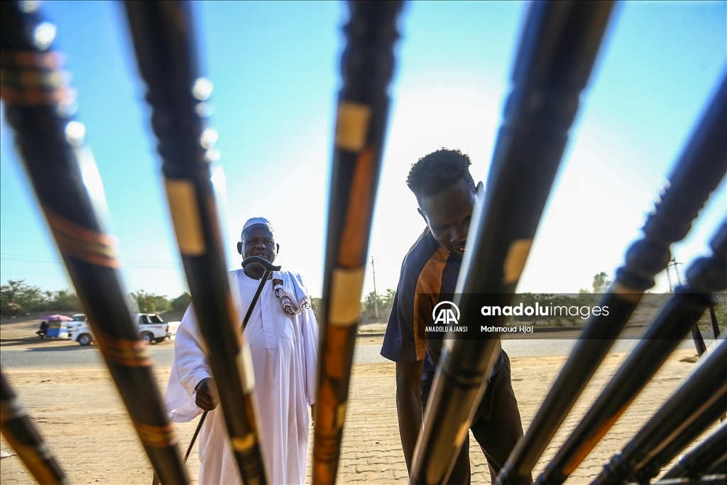 Abanoz ağacı Sudanlı ustaların elinde sanat eserine dönüşüyor