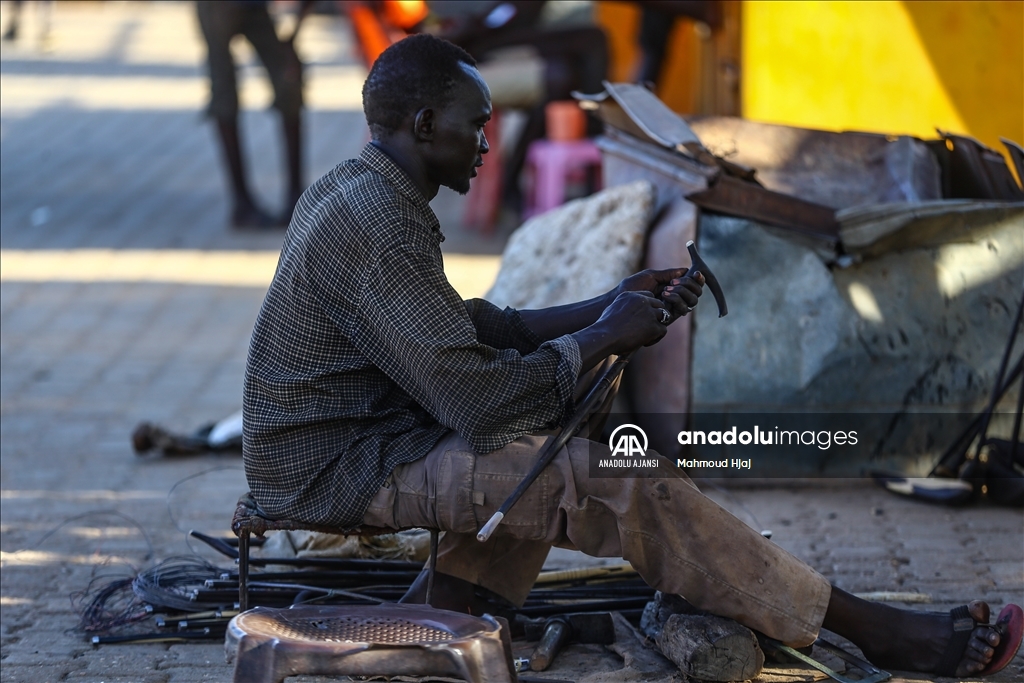 Abanoz ağacı Sudanlı ustaların elinde sanat eserine dönüşüyor