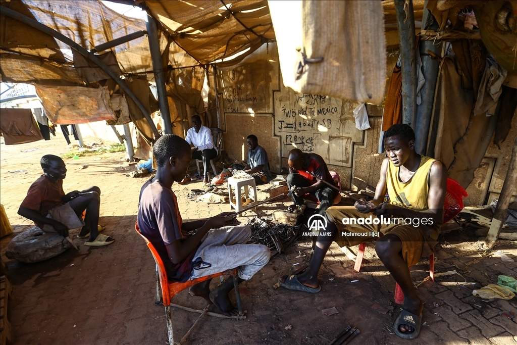 Abanoz ağacı Sudanlı ustaların elinde sanat eserine dönüşüyor
