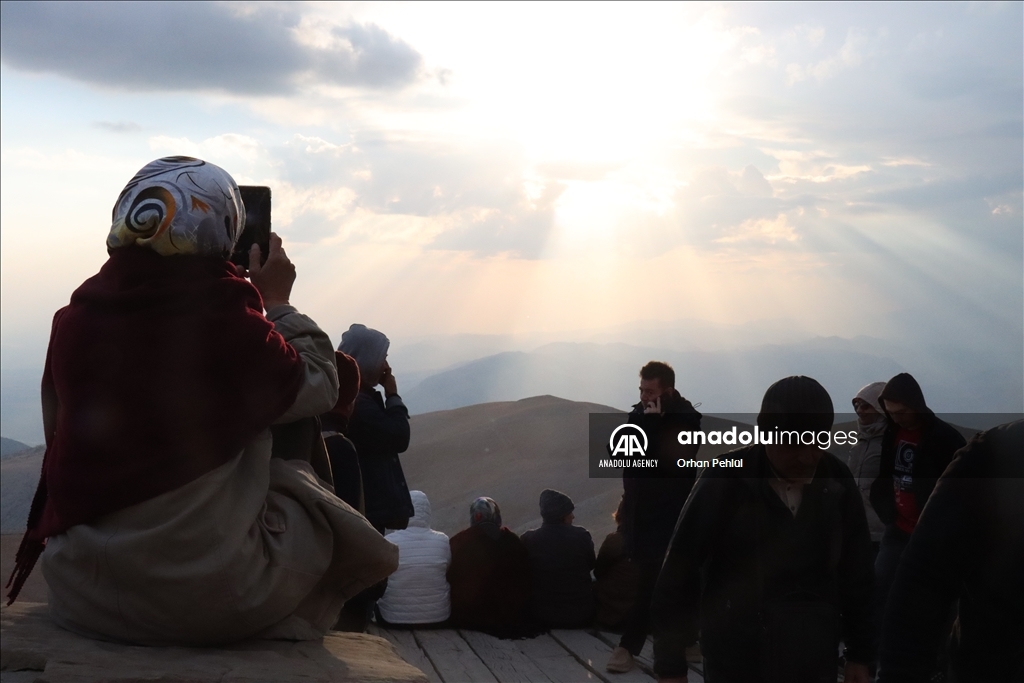 تركيا.. جبل نمرود يستقطب قرابة 223 ألف زائر