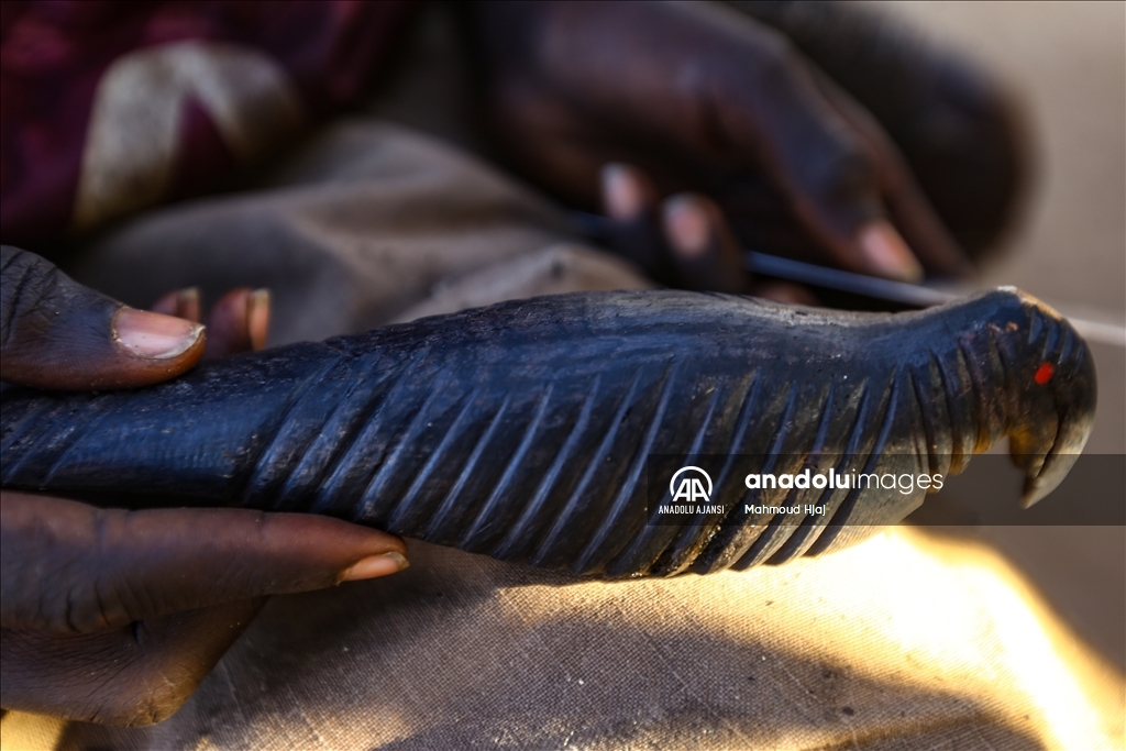 Abanoz ağacı Sudanlı ustaların elinde sanat eserine dönüşüyor