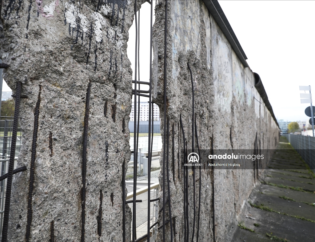 Passing 33 years since the fall of "Wall of Shame" in Berlin