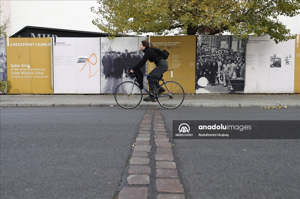 Passing 33 years since the fall of "Wall of Shame" in Berlin