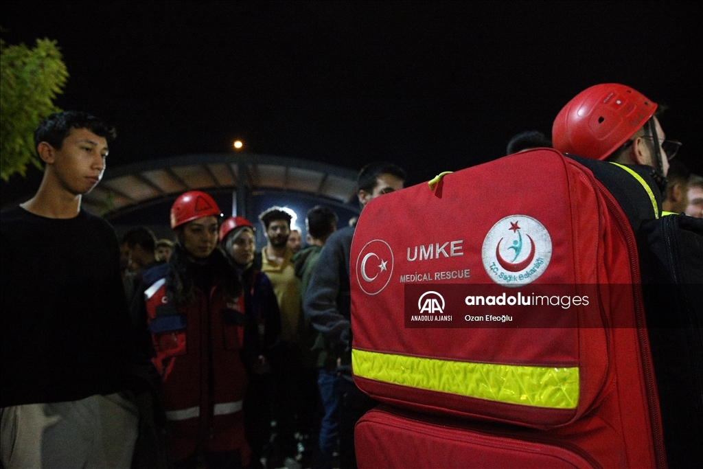 Adana'da "Deprem Anı, Çök Kapan Tutun ve Tahliye" tatbikatı yapıldı