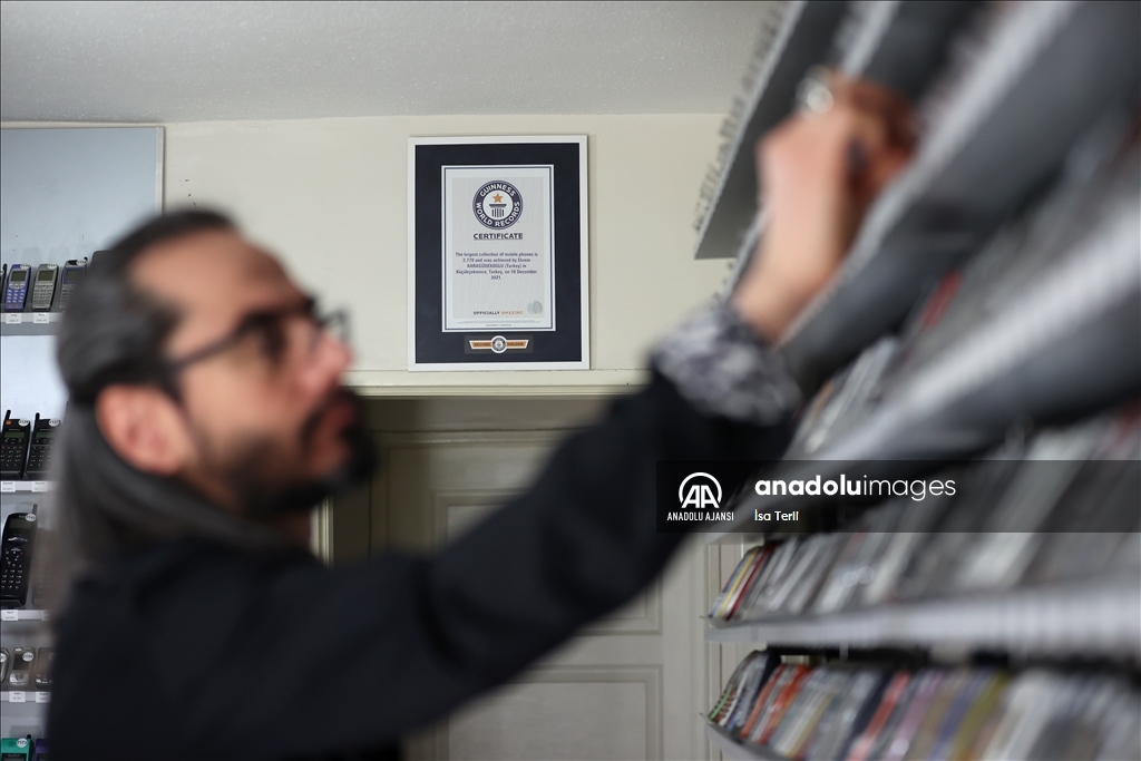 Dünya birinciliğini 2 bin 800'e yakın cep telefonu ile tescillendirdi