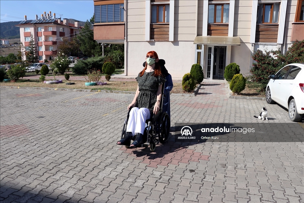 "Dünyanın un uzun boylu kadını" unvanıyla Guinness Rekorlar Kitabı'na giren Rümeysa Gelgi, Karabük'ün Safranbolu ilçesindeki evinin önünde basın açıklaması düzenledi. ( Orhan Kuzu - Anadolu Ajansı )