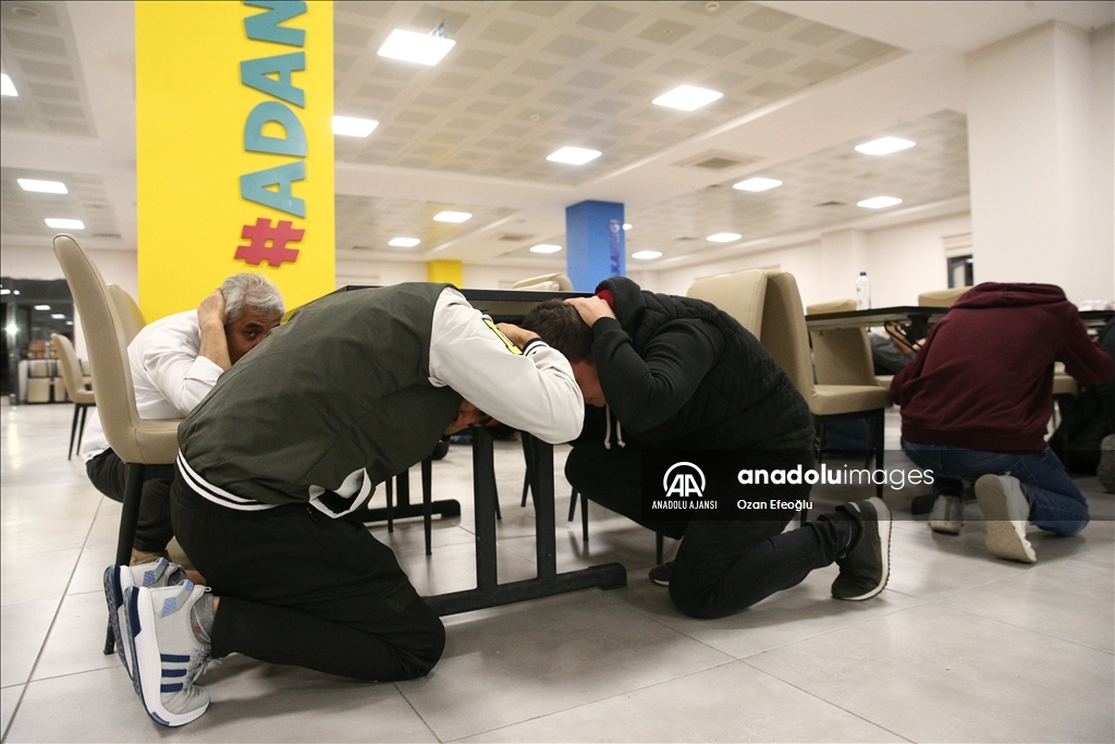 Adana'da "Deprem Anı, Çök Kapan Tutun ve Tahliye" tatbikatı yapıldı