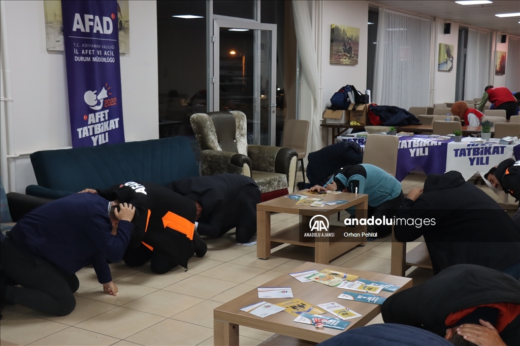 Adıyaman'da "Deprem Anı, Çök Kapan Tutun ve Tahliye" tatbikatı düzenlendi