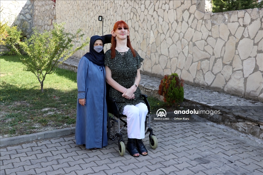 "Dünyanın un uzun boylu kadını" unvanıyla Guinness Rekorlar Kitabı'na giren Rümeysa Gelgi, Karabük'ün Safranbolu ilçesindeki evinin önünde basın açıklaması düzenledi. ( Orhan Kuzu - Anadolu Ajansı )