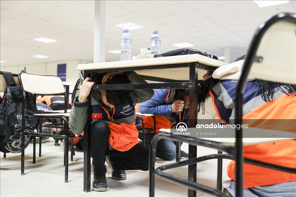 İstanbul’da "Deprem Anı, Çök-Kapan-Tutun Tahliye Tatbikatı"