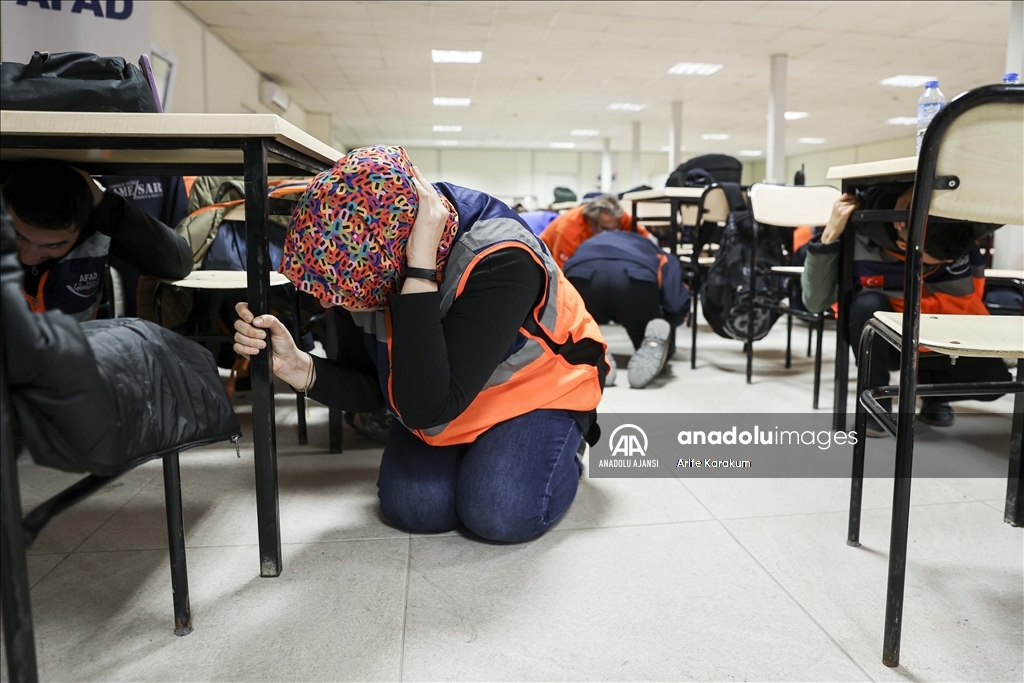 İstanbul’da "Deprem Anı, Çök-Kapan-Tutun Tahliye Tatbikatı"