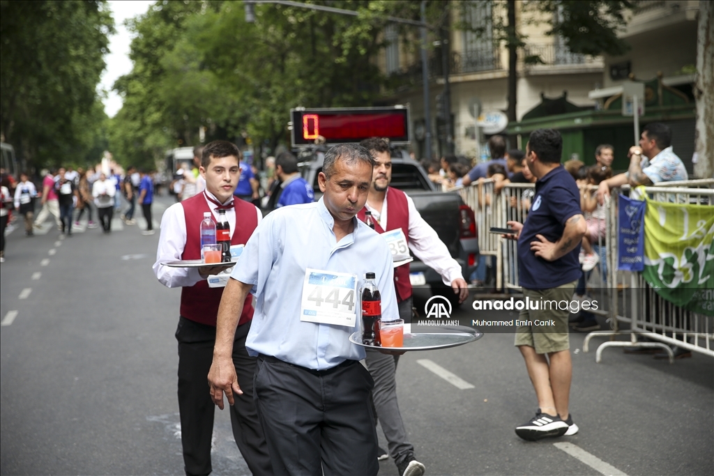 Arjantinli garsonlar en hızlıyı belirlemek için yarıştı