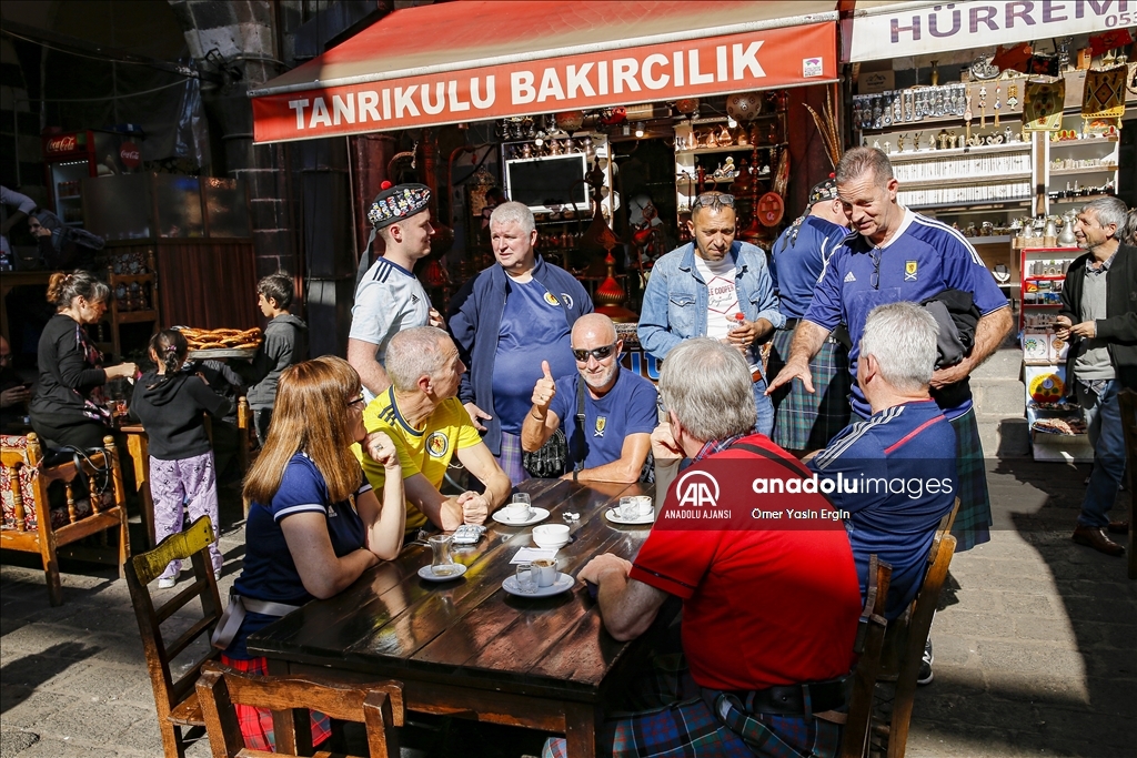 İskoç taraftarlar renkli kıyafetleriyle Diyarbakır'ın tarihi mekanlarını gezdi