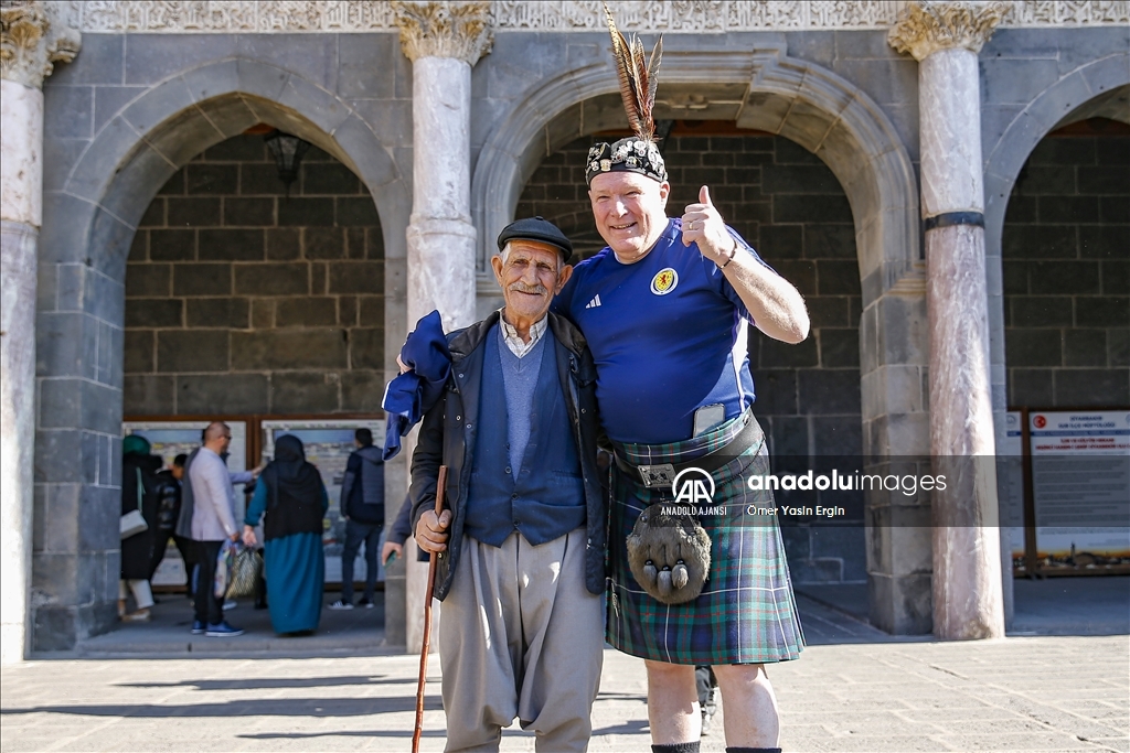 İskoç taraftarlar renkli kıyafetleriyle Diyarbakır'ın tarihi mekanlarını gezdi
