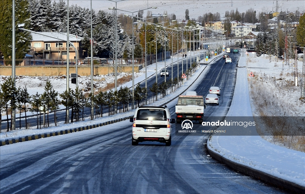 Kars'ın Sarıkamış ilçesi karla beyaza büründü