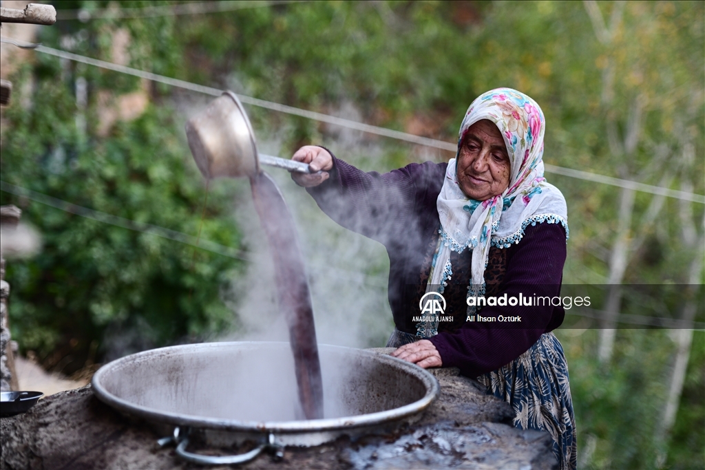 Bitlis’in Hizan ilçesinin dağ köylerinde yapılan organik üzüm pekmezi büyük ilgi görüyor