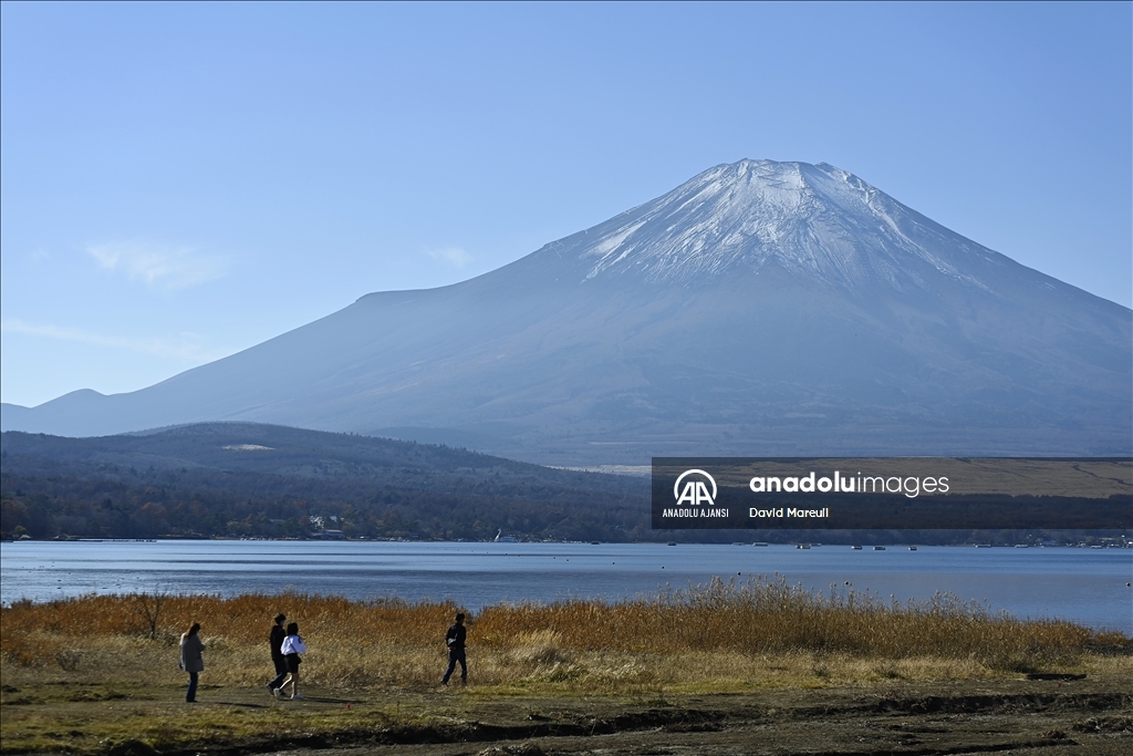 Japonya'nın doğal güzelliklere sahip Fuji Dağı ve Yamanakako Gölü