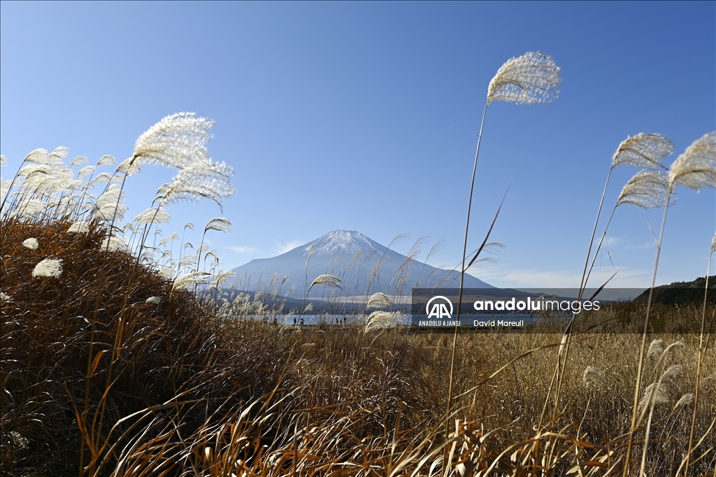 Japonya'nın doğal güzelliklere sahip Fuji Dağı ve Yamanakako Gölü