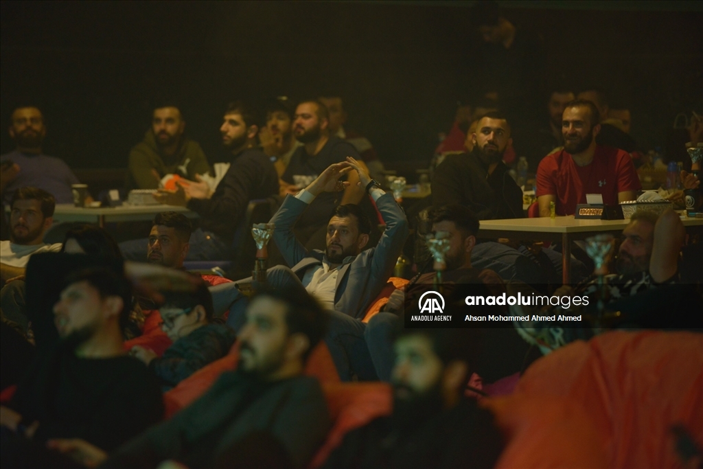 هەولێر .. هاووڵاتیان بە جۆش و خرۆشەوە سەیری یاری دەستپێکی مۆندیالی ٢٠٢٢ دەکەن 