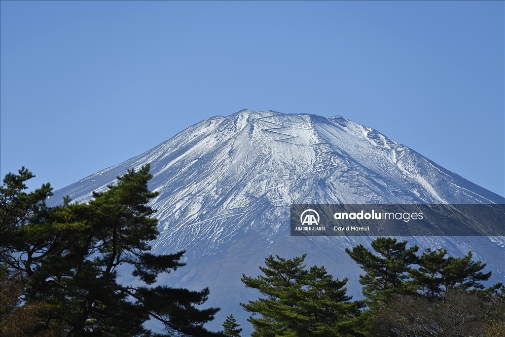 Japonya'nın doğal güzelliklere sahip Fuji Dağı ve Yamanakako Gölü