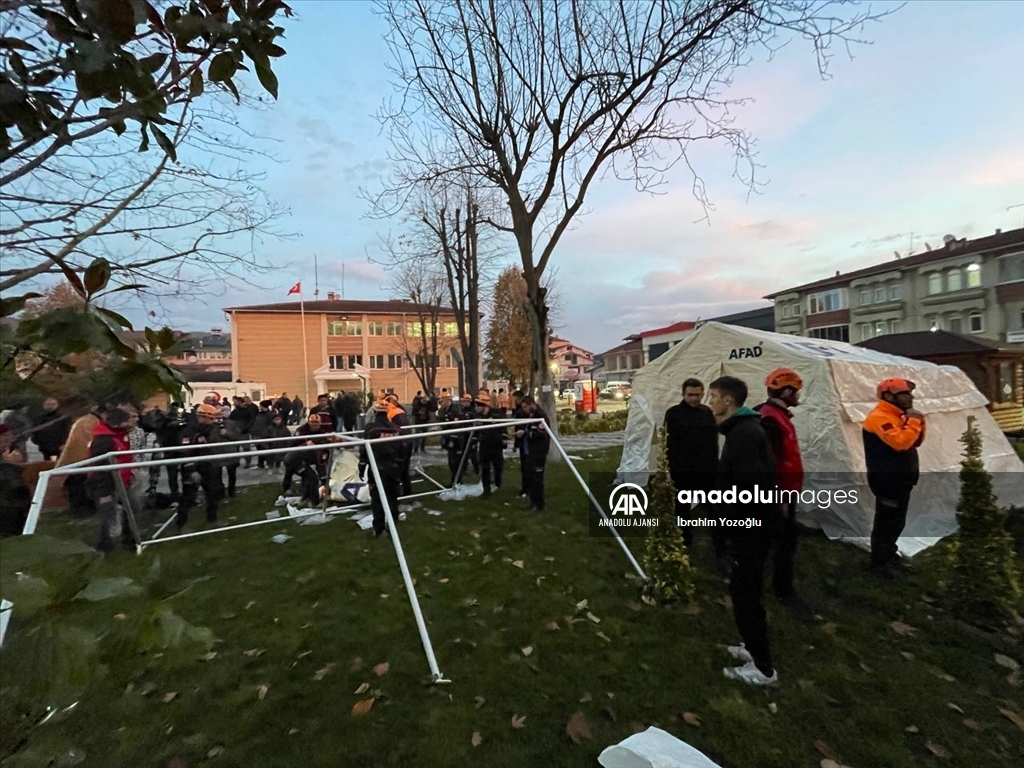 Düzce'de deprem nedeniyle vatandaşlar sokaklarda bekleyişini sürdürüyor