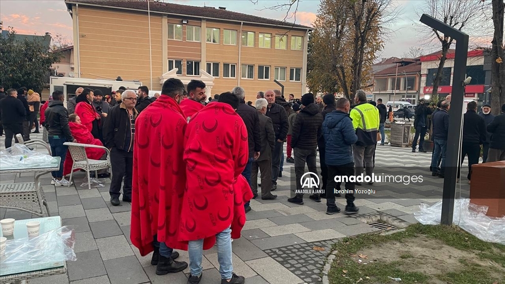 Düzce'de deprem nedeniyle vatandaşlar sokaklarda bekleyişini sürdürüyor