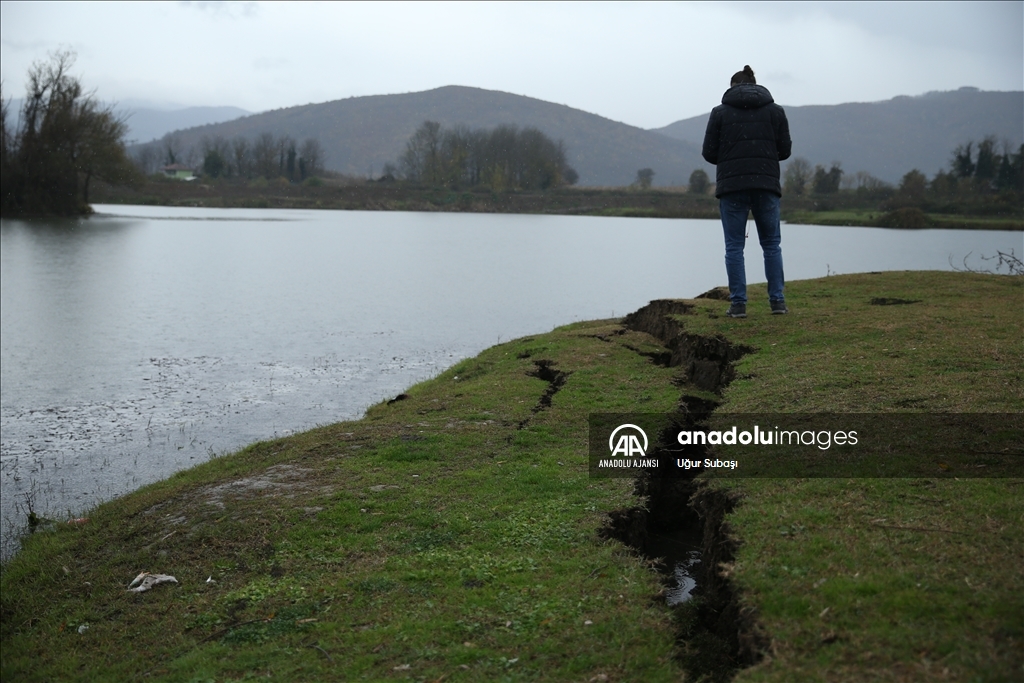Düzce'de deprem nedeniyle meydana gelen toprak kırılmaları görüntülendi
