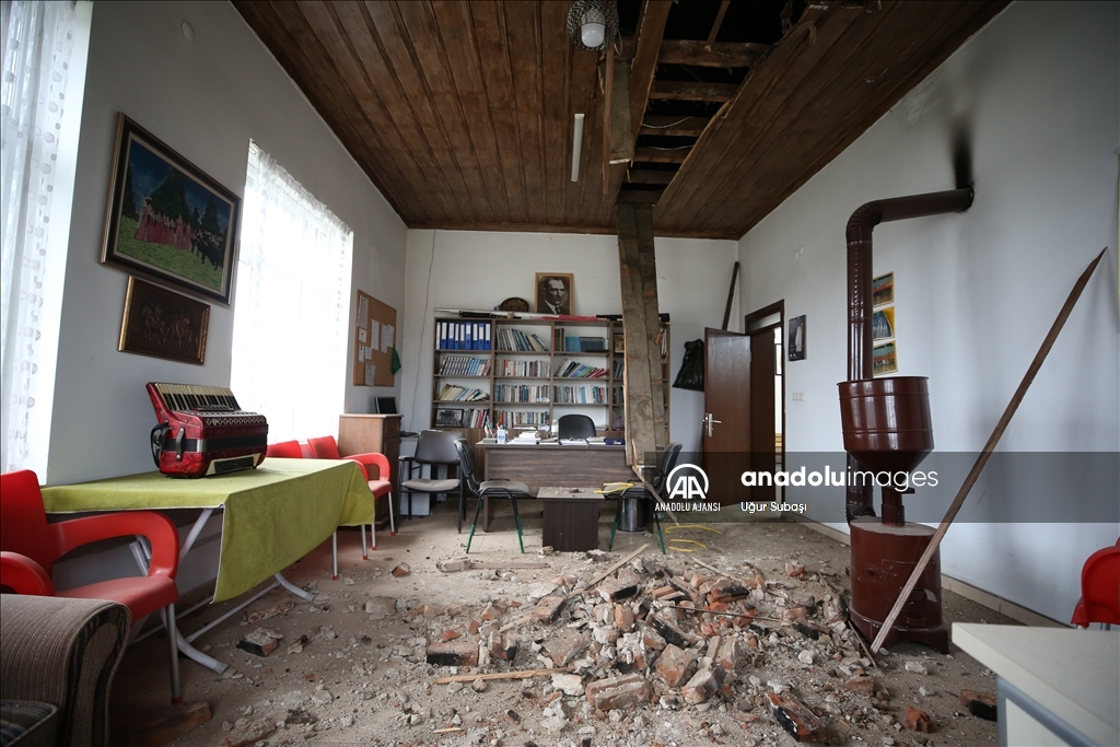 Düzce'de deprem nedeniyle meydana gelen toprak kırılmaları görüntülendi