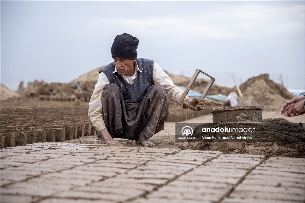 Erbil'de geleneksel yöntemlerle lime tuğla yapımı