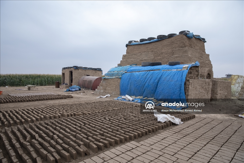 Erbil'de geleneksel yöntemlerle lime tuğla yapımı