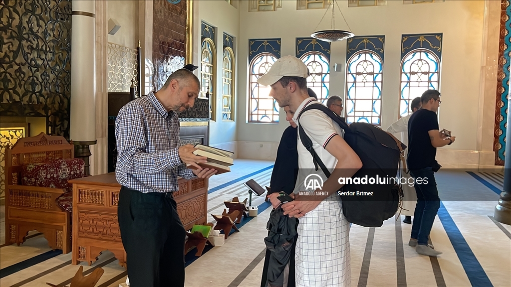 طرفداران فوتبال در قطر با اسلام آشنا می‌شوند