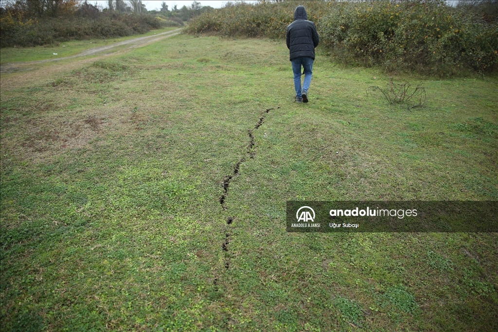 Düzce'de deprem nedeniyle meydana gelen toprak kırılmaları görüntülendi