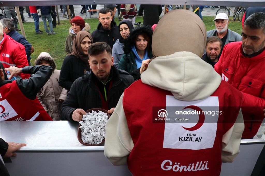 Düzce'de depremzedelerin yemek ihtiyacı Türk Kızılay koordinasyonunda karşılanıyor