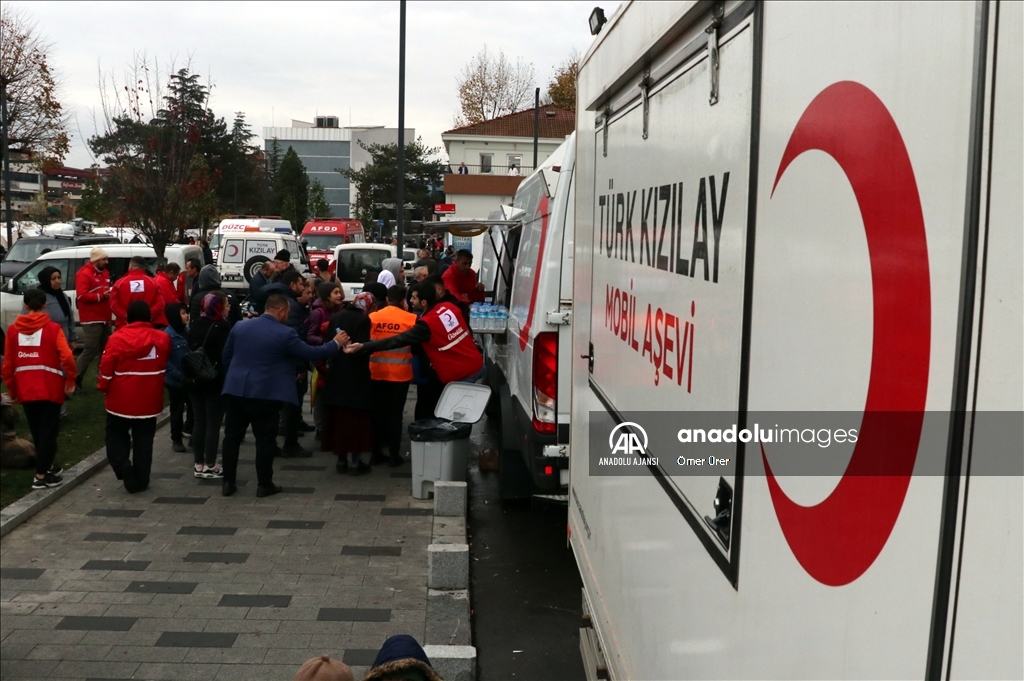 Düzce'de depremzedelerin yemek ihtiyacı Türk Kızılay koordinasyonunda karşılanıyor