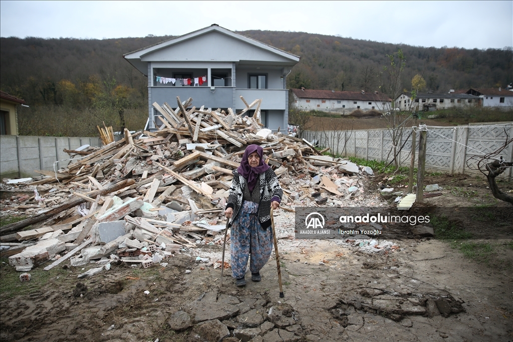 Depremde evi hasar gören 81 yaşındaki kadın yaşadıklarını anlattı