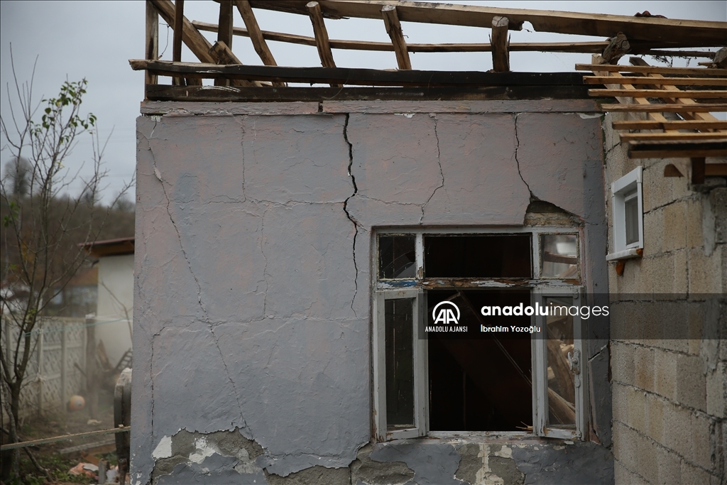 Depremde evi hasar gören 81 yaşındaki kadın yaşadıklarını anlattı