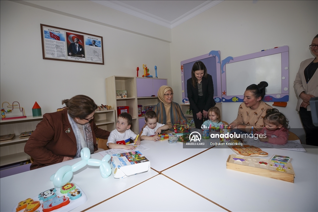 Emine Erdoğan, Ukrayna'dan Türkiye'ye getirilen yetim çocuklarla buluştu