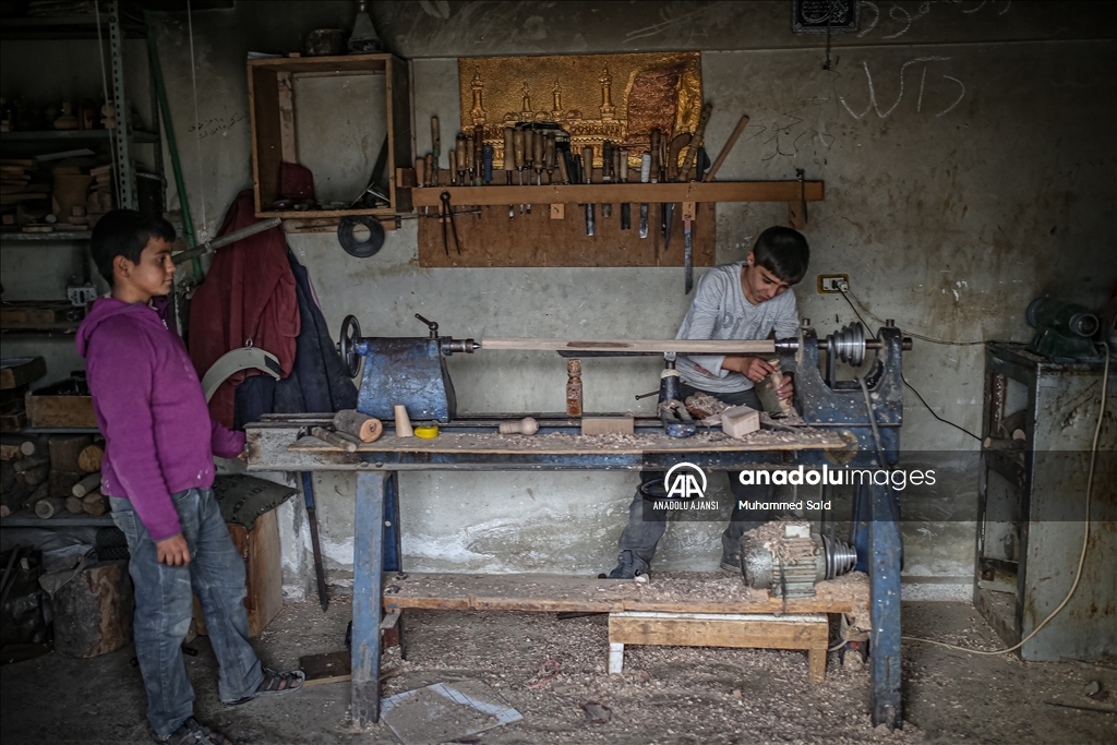 "Savaşın çocukları", eğitim hayallerini ailelerinin geçimine feda ediyor