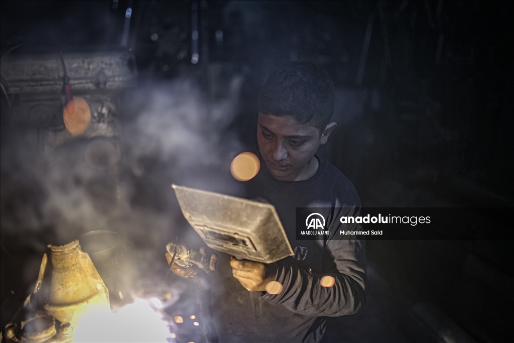 "Savaşın çocukları", eğitim hayallerini ailelerinin geçimine feda ediyor