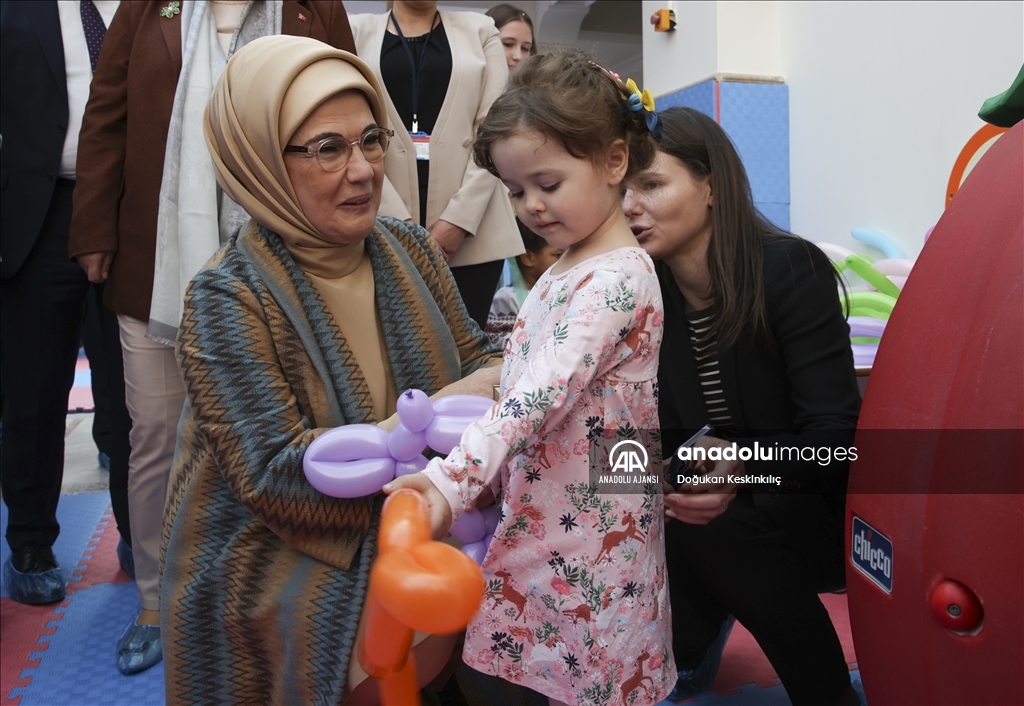 Emine Erdoğan, Ukrayna'dan Türkiye'ye getirilen yetim çocuklarla buluştu