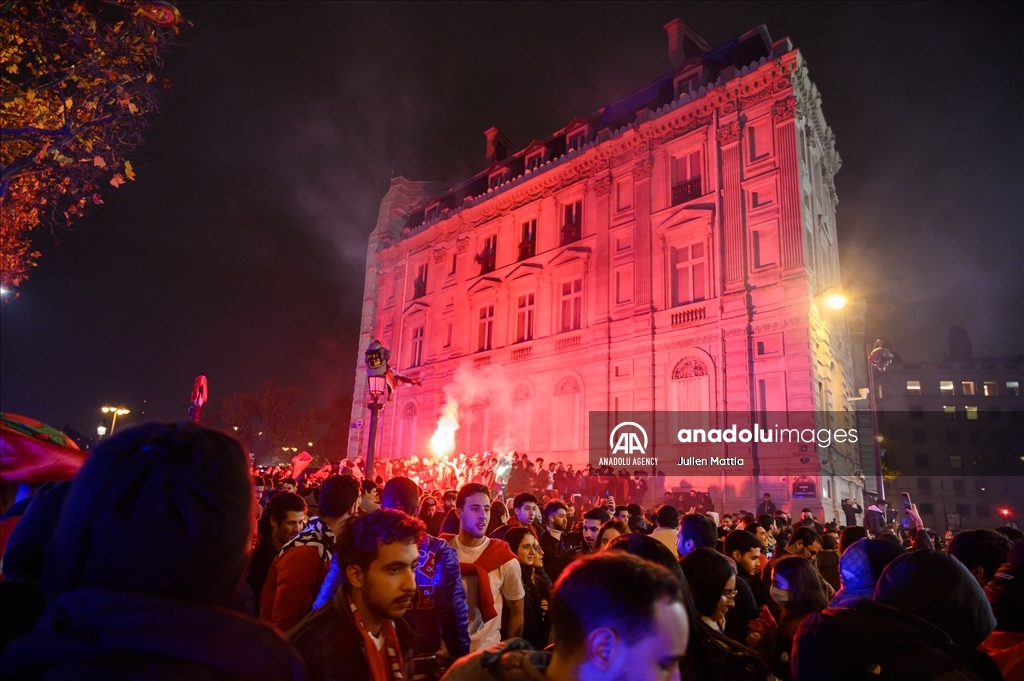 Warga Maroko turun ke jalan kota Paris setelah timnas negaranya lolos 16 besar Piala Dunia Qatar
